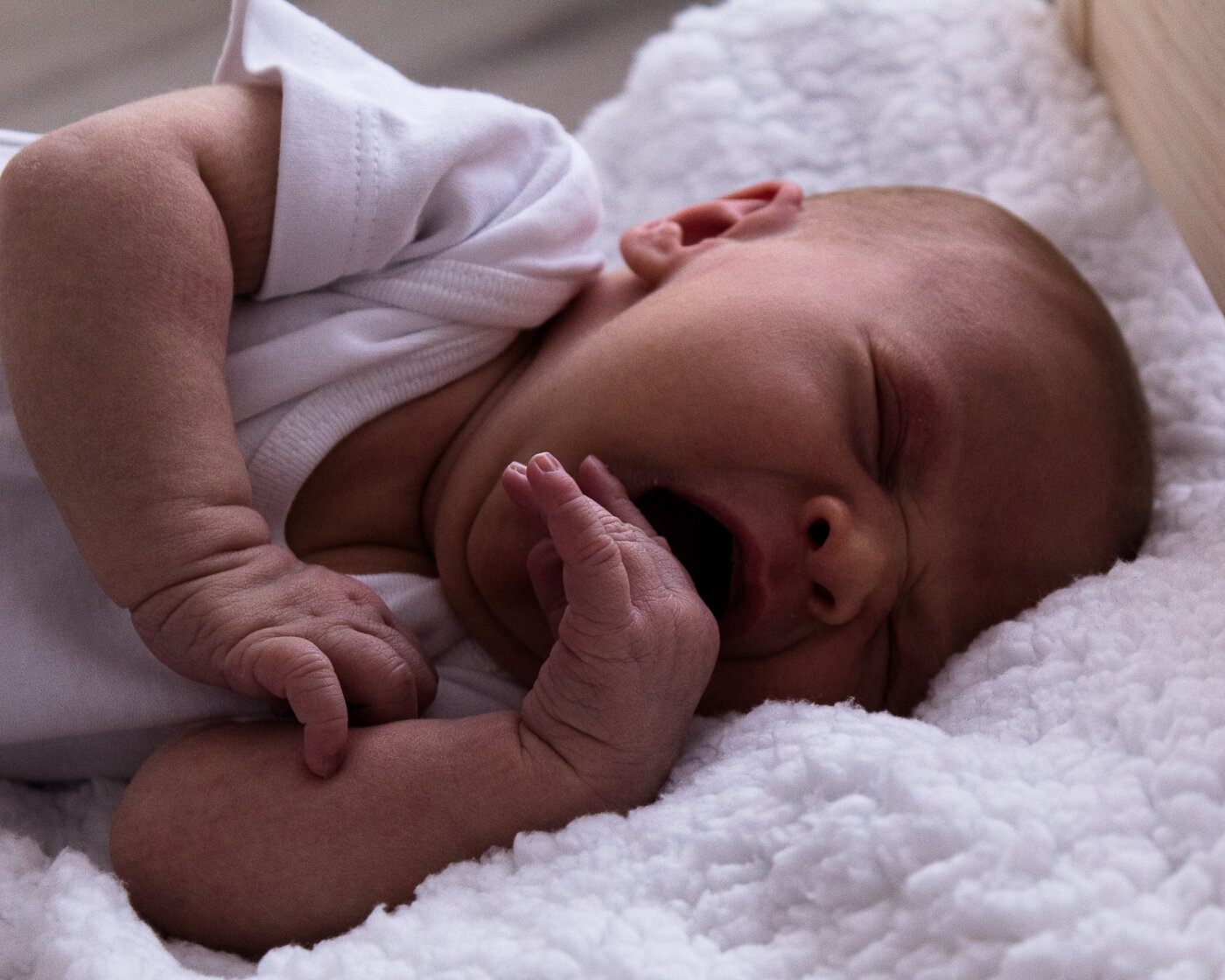 Newborn in gewikkelde doek