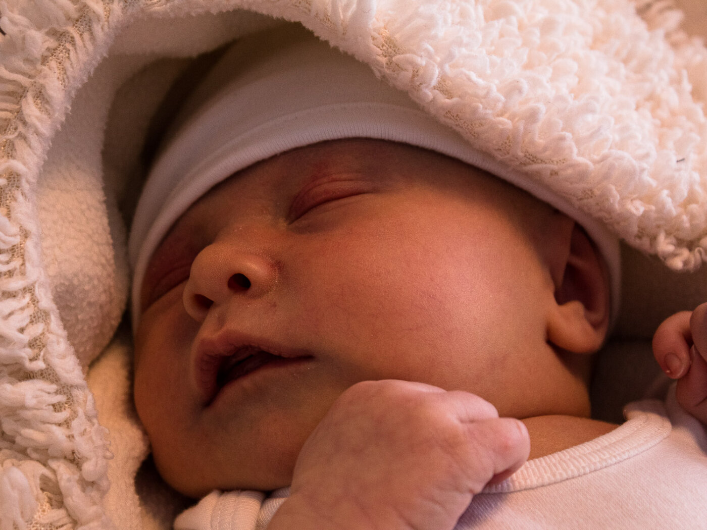 Newborn baby slapend op zachte deken